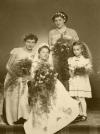 Svatební foto Hildy Grocholové s družičkami 1957
